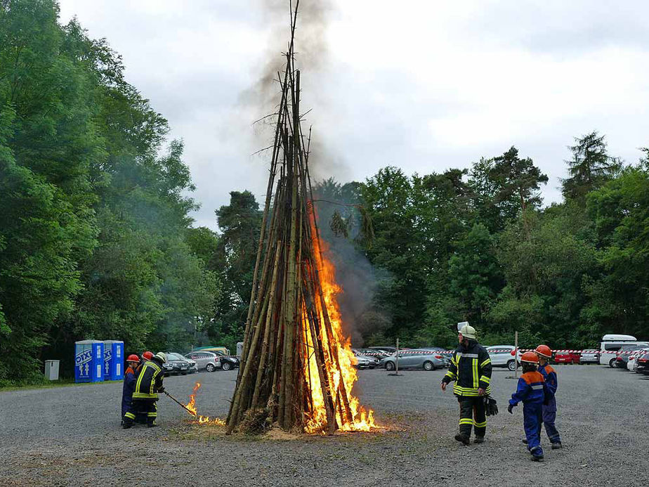 Entzünden des Johannifeuers (Foto: Karl-Franz Thiede)